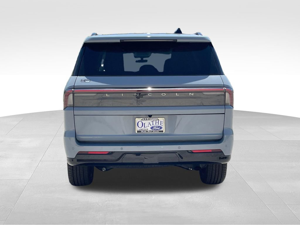 New 2026 Lincoln Navigator Reserve w/ Jet Appearance Package AWD/4WD image 4
