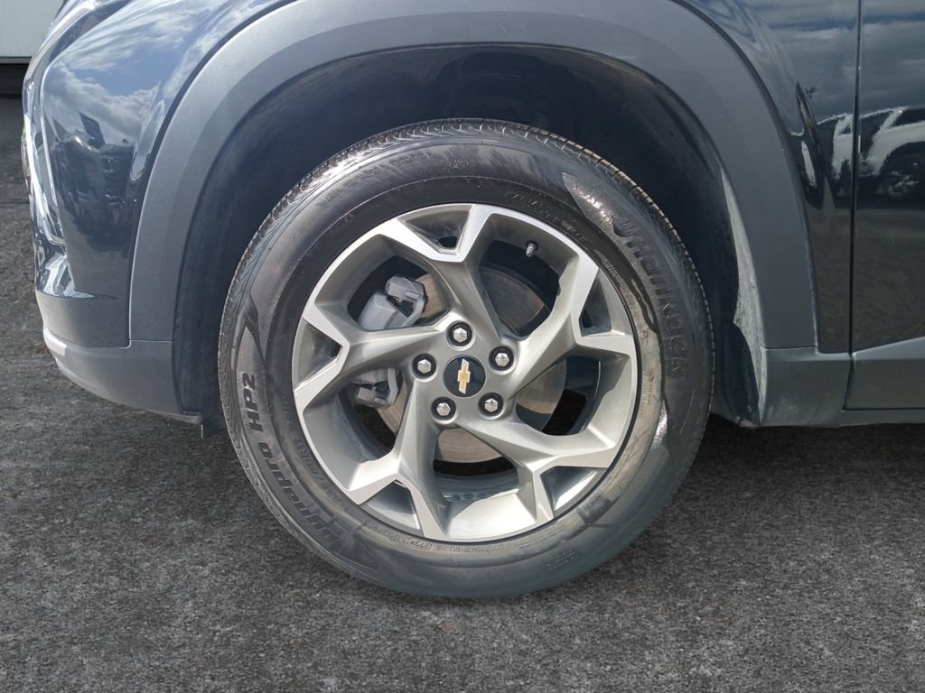 Used 2025 Chevrolet Trax LT FWD image 9
