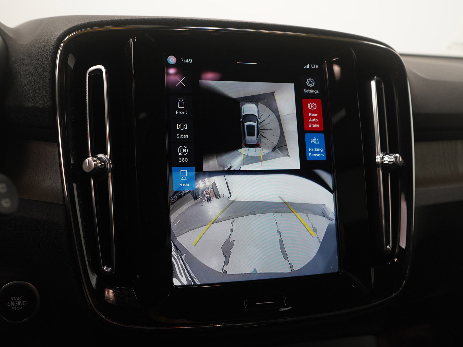 Used 2025 Volvo XC40 B5 Plus image 24