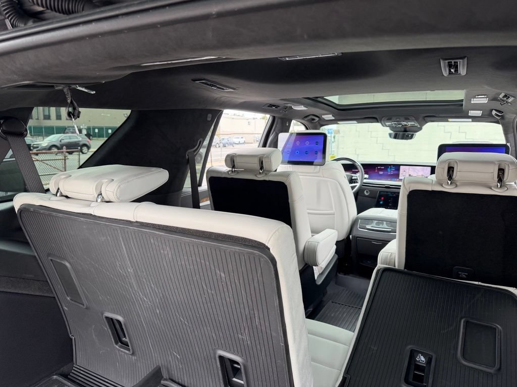 Used 2025 Cadillac Escalade Sport Platinum w/ LPO, ONYX Package AWD/4WD image 9