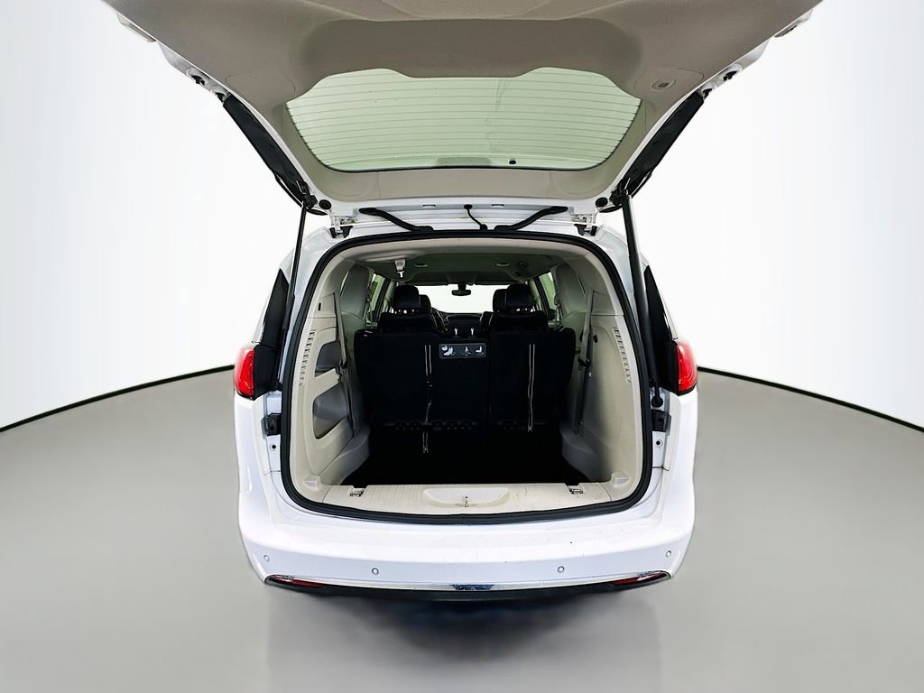 Used 2019 Chrysler Pacifica Touring-L image 26