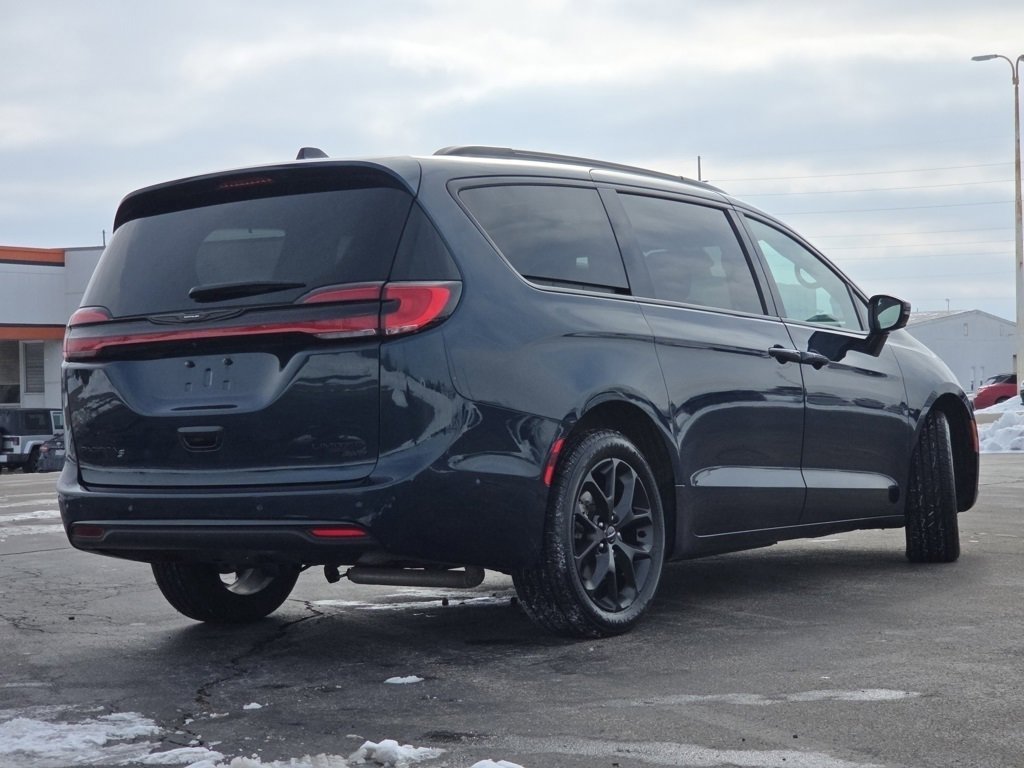 Used 2023 Chrysler Pacifica Limited w/ Uconnect Theater Family Group image 26