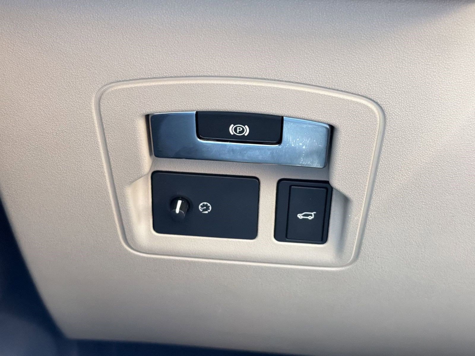 Used 2018 Land Rover Range Rover Velar S image 17