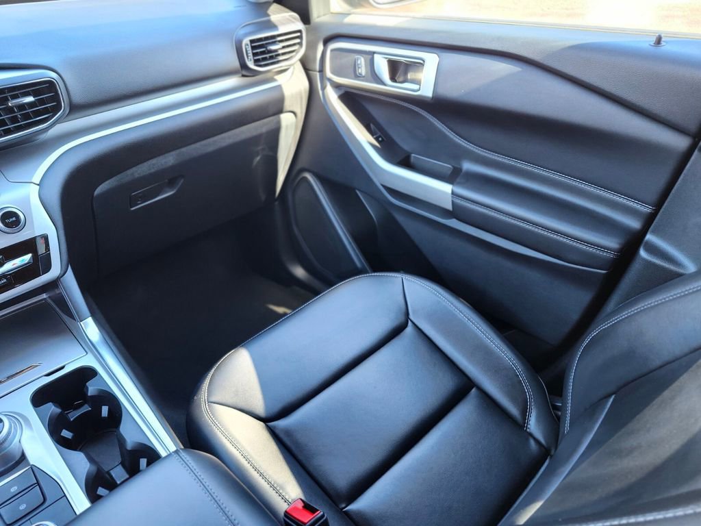 Certified 2022 Ford Explorer XLT w/ Equipment Group 202A image 15