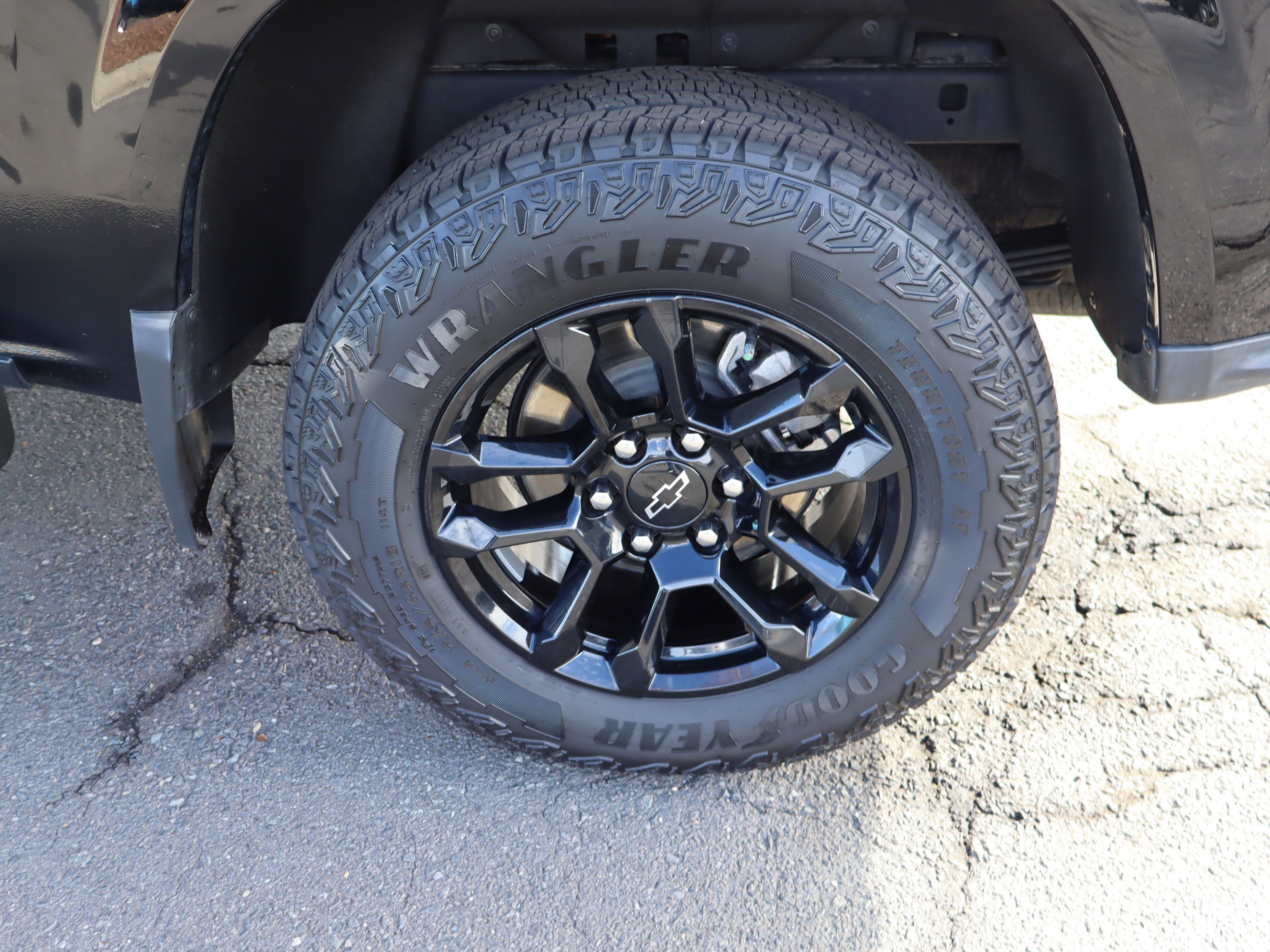 Certified 2025 Chevrolet Colorado Z71 w/ Midnight Edition image 40