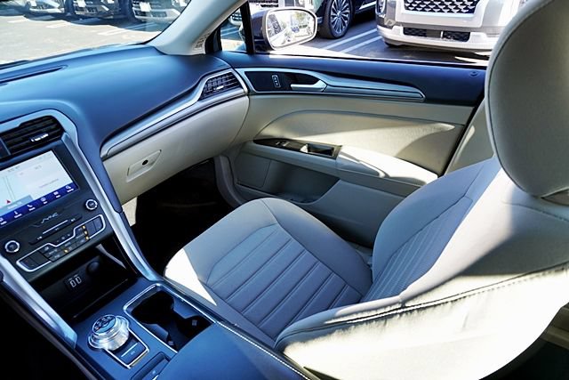 Used 2020 Ford Fusion SE FWD image 20