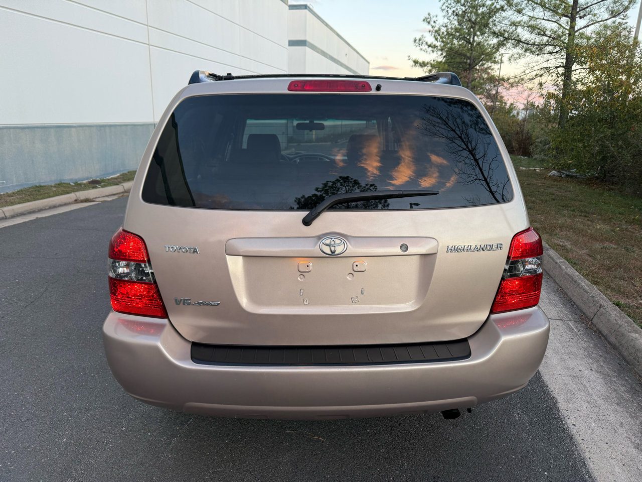 Used 2005 Toyota Highlander 4WD V6 w/ 3rd Row image 9
