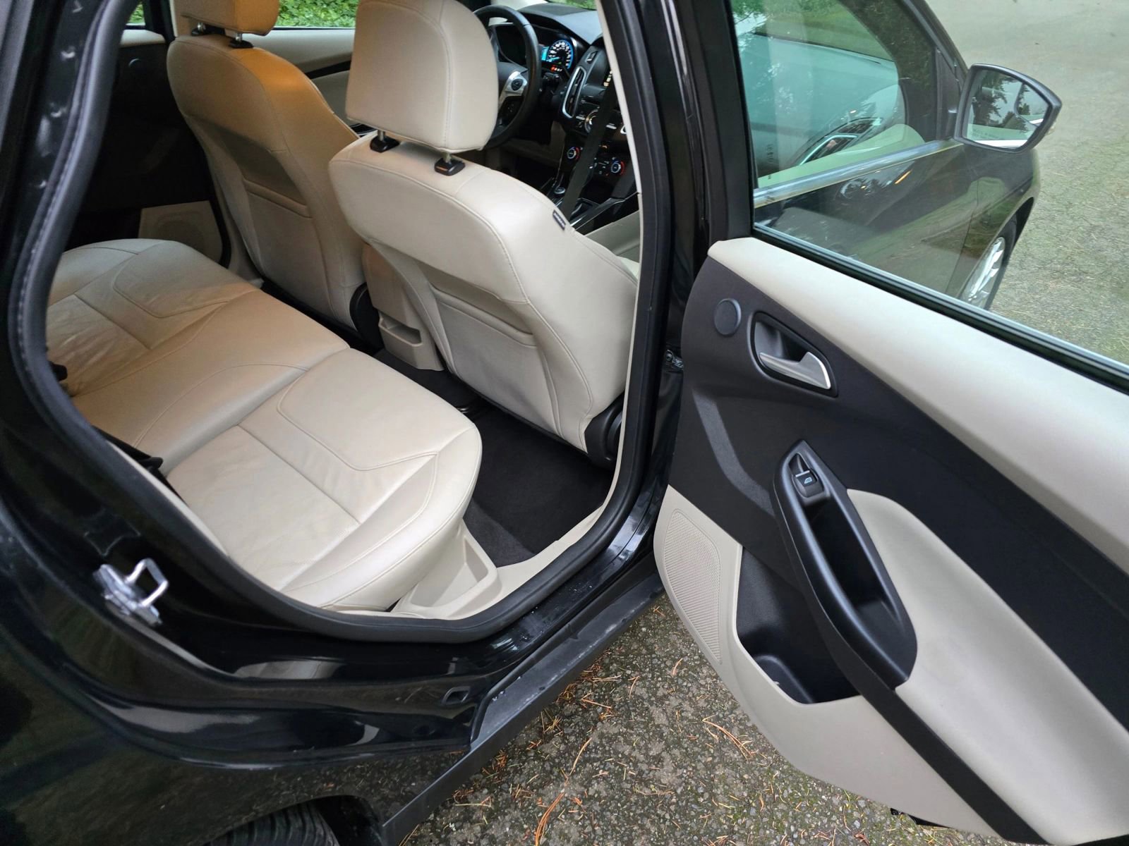 Used 2015 Ford Focus Electric Hatchback w/ Exterior Protection Package image 14