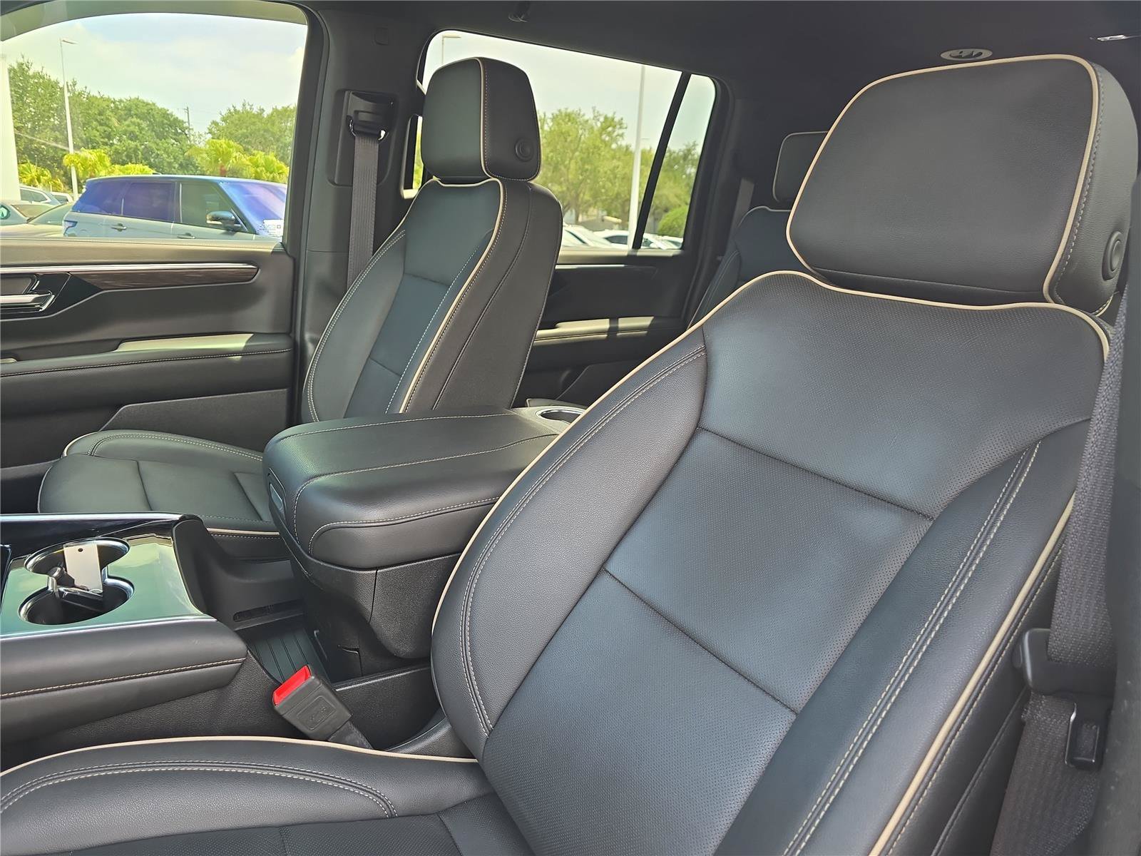 Used 2025 Chevrolet Suburban Premier AWD/4WD image 17