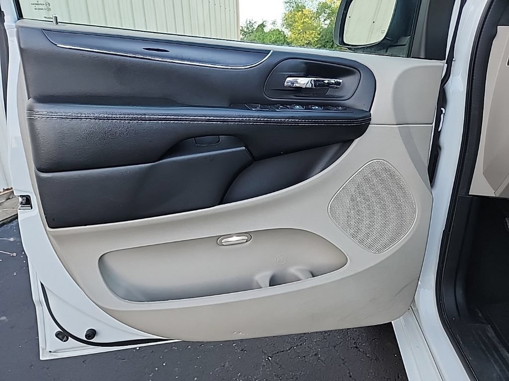 Used 2017 Dodge Grand Caravan SXT FWD image 23