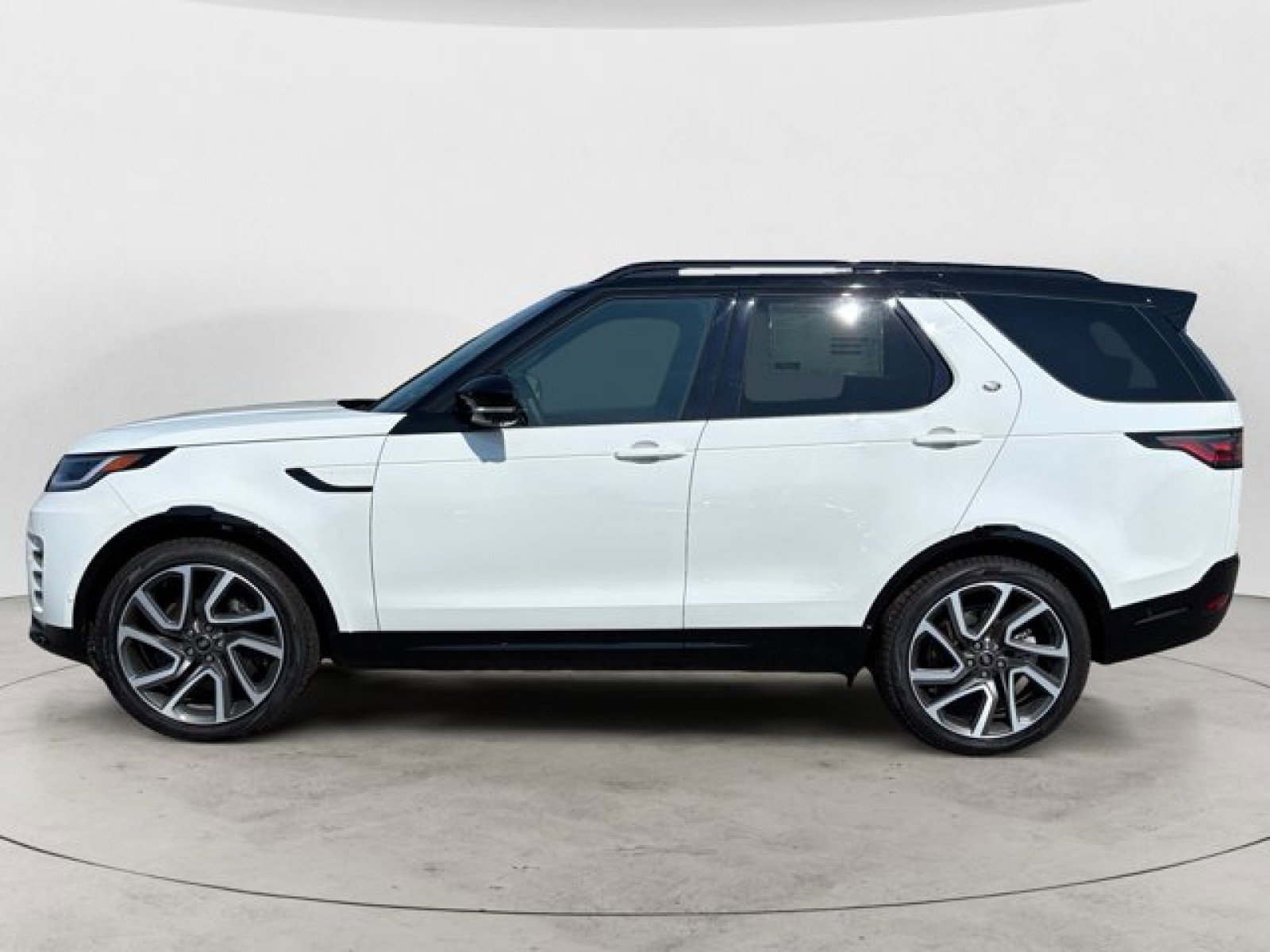 New 2025 Land Rover Discovery Dynamic SE image 7