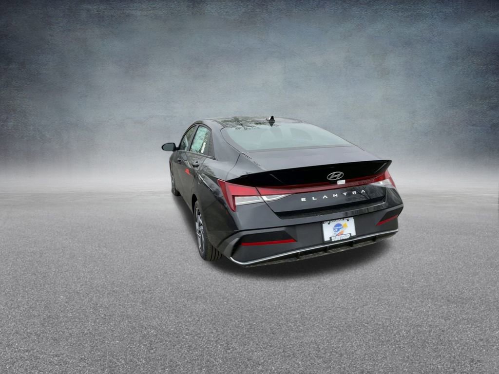 Certified 2025 Hyundai Elantra Sport image 18