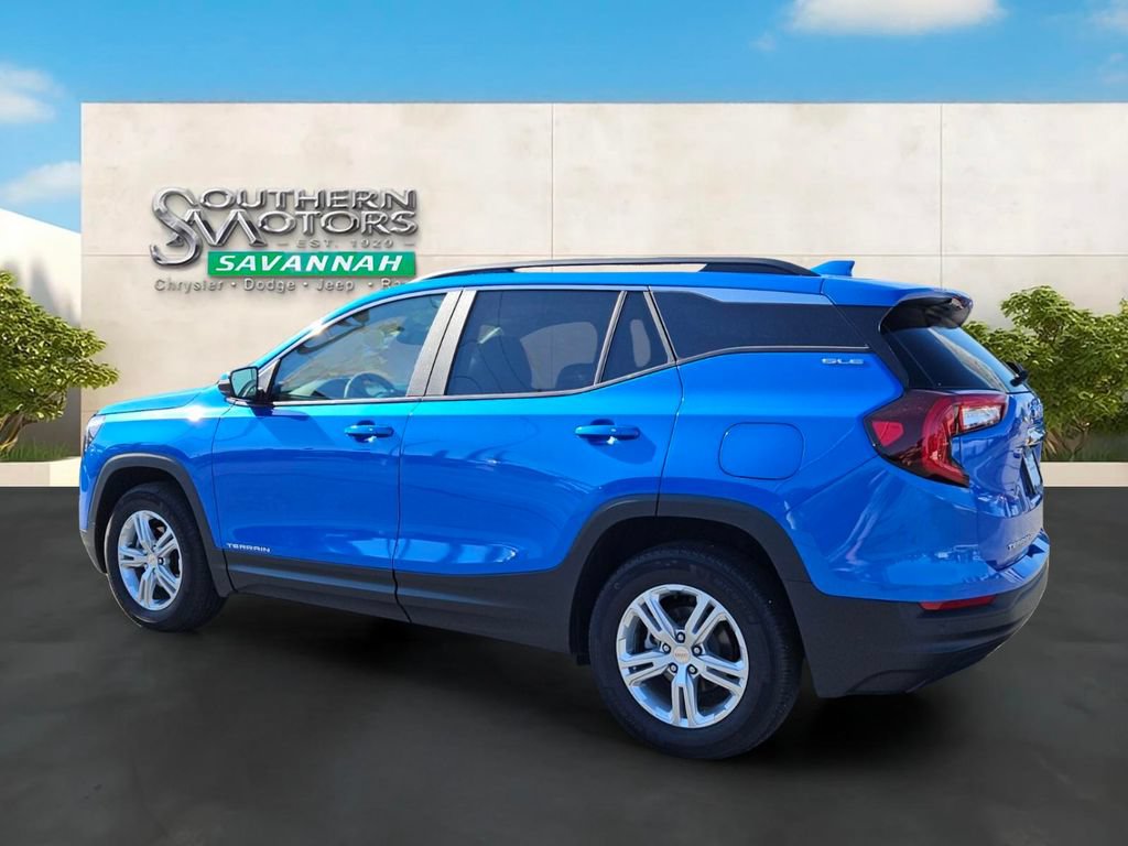 Used 2024 GMC Terrain SLE w/ Driver Convenience Package FWD image 3
