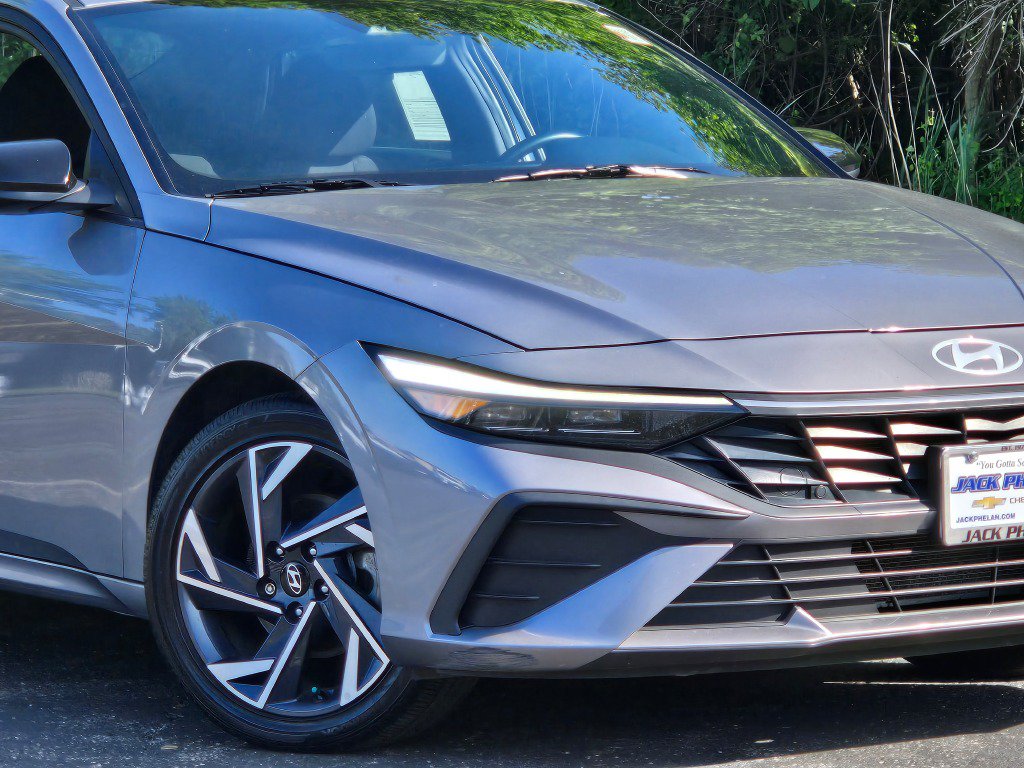 Used 2025 Hyundai Elantra Sport FWD image 3