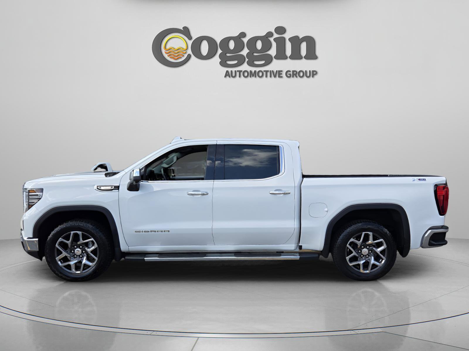 Used 2024 GMC Sierra 1500 SLT w/ SLT Premium Plus Package AWD/4WD image 2