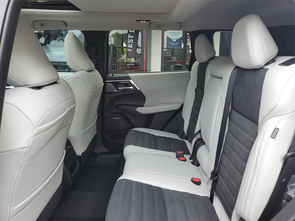 New 2025 Mitsubishi Outlander SE image 13