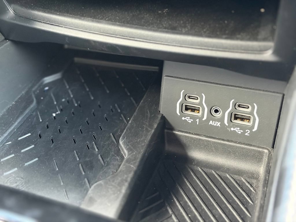 Certified 2025 Chrysler Pacifica Limited FWD image 33