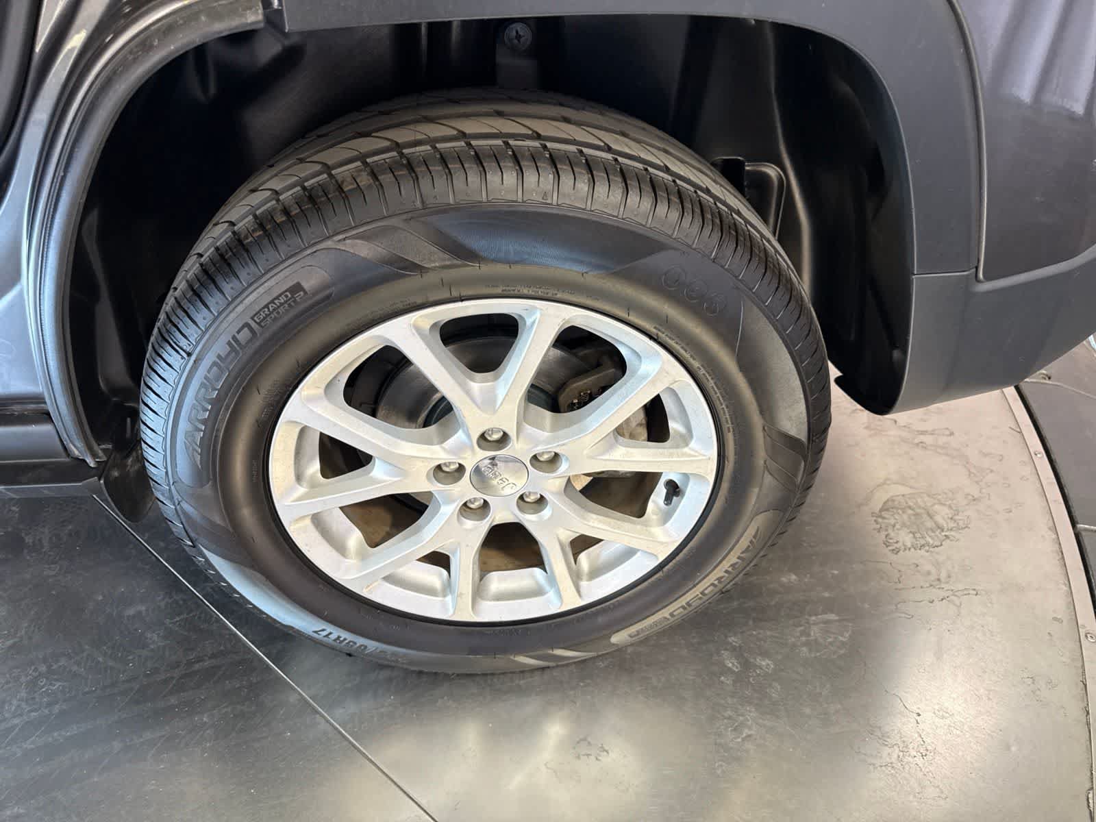 Used 2016 Jeep Cherokee Latitude FWD image 16
