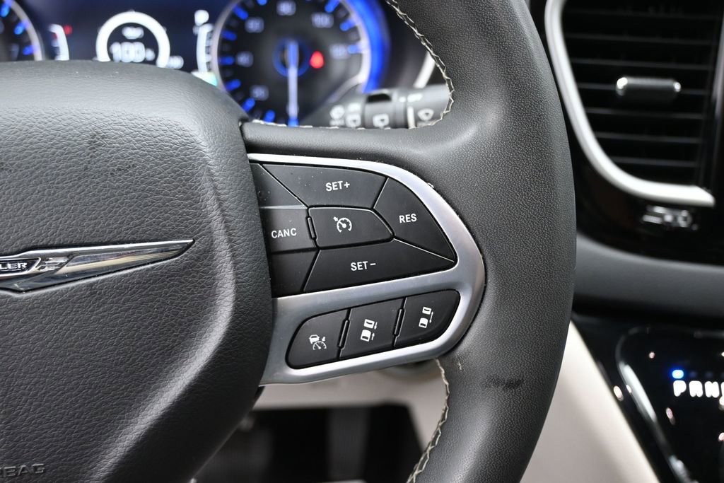 Used 2023 Chrysler Pacifica Touring-L FWD image 36
