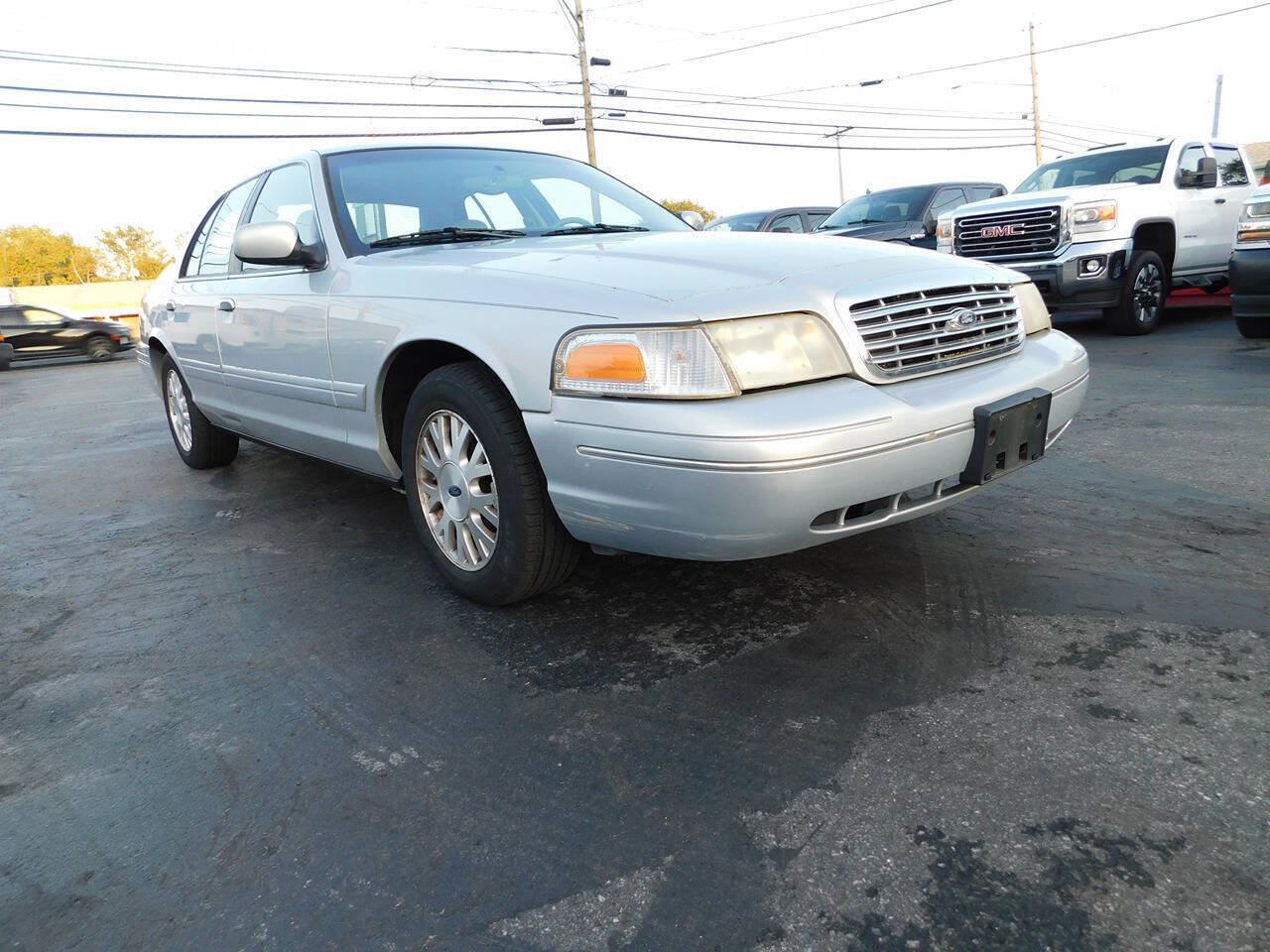 Used 2003 Ford Crown Victoria LX RWD image 2