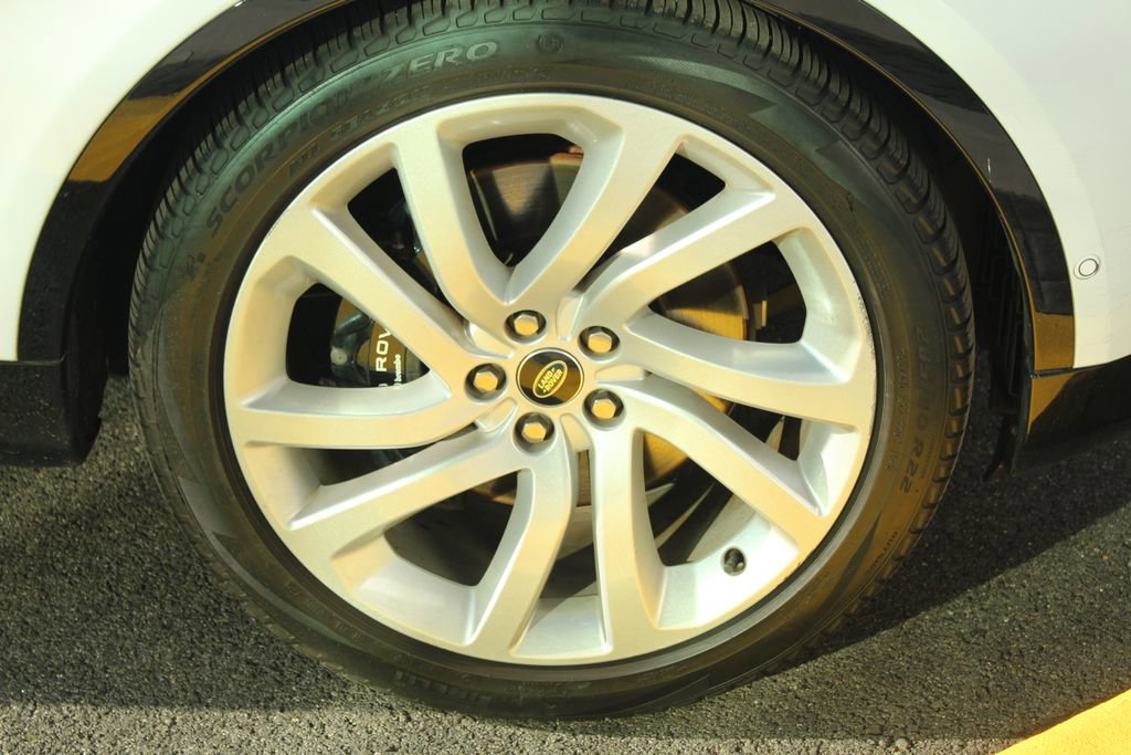 Used 2023 Land Rover Discovery Metropolitan Edition image 9