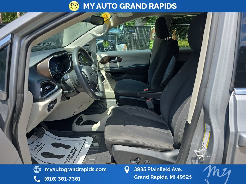 Used 2017 Chrysler Pacifica Touring FWD image 9