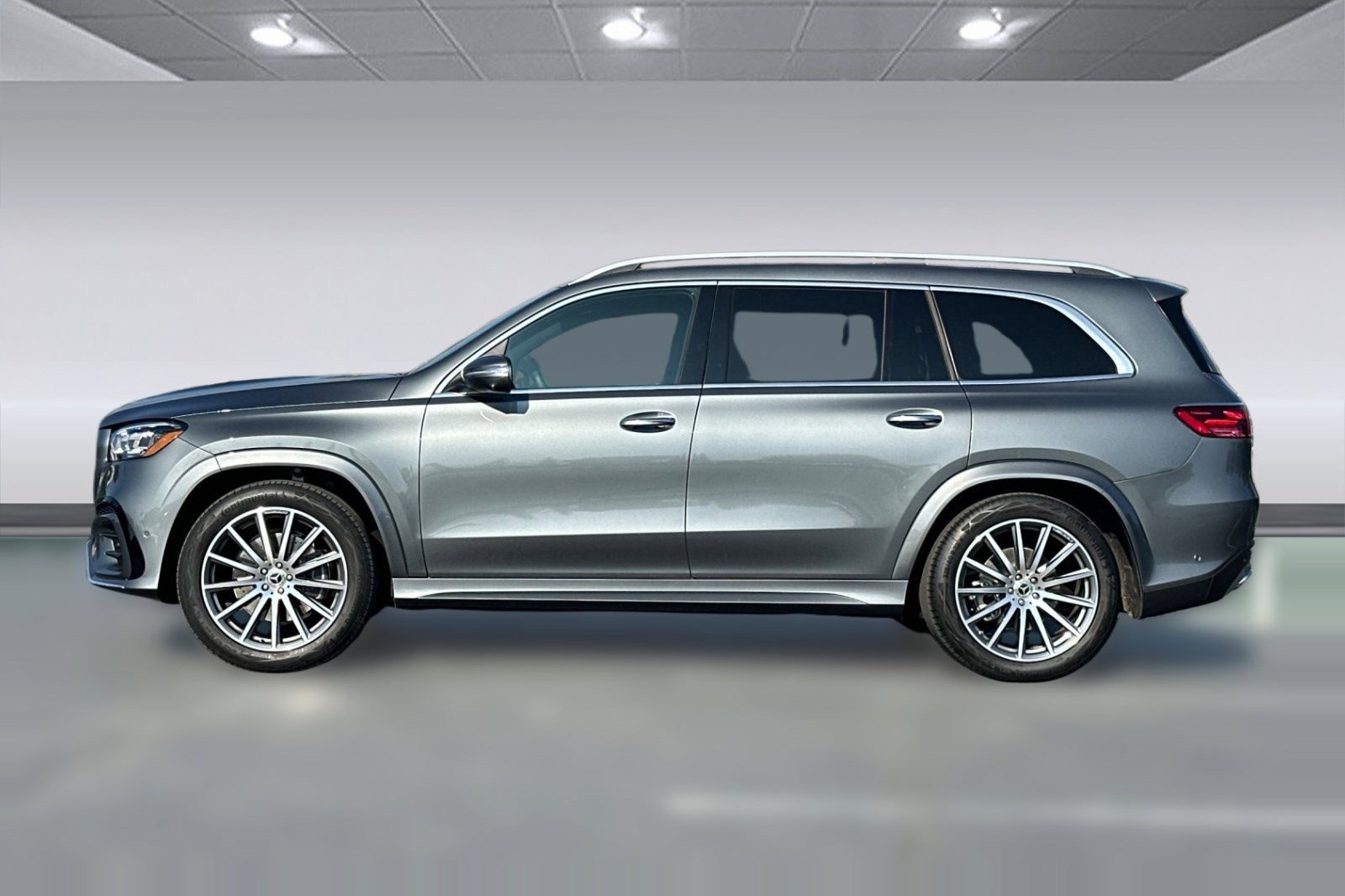 Used 2025 Mercedes-Benz GLS 450 4MATIC image 2