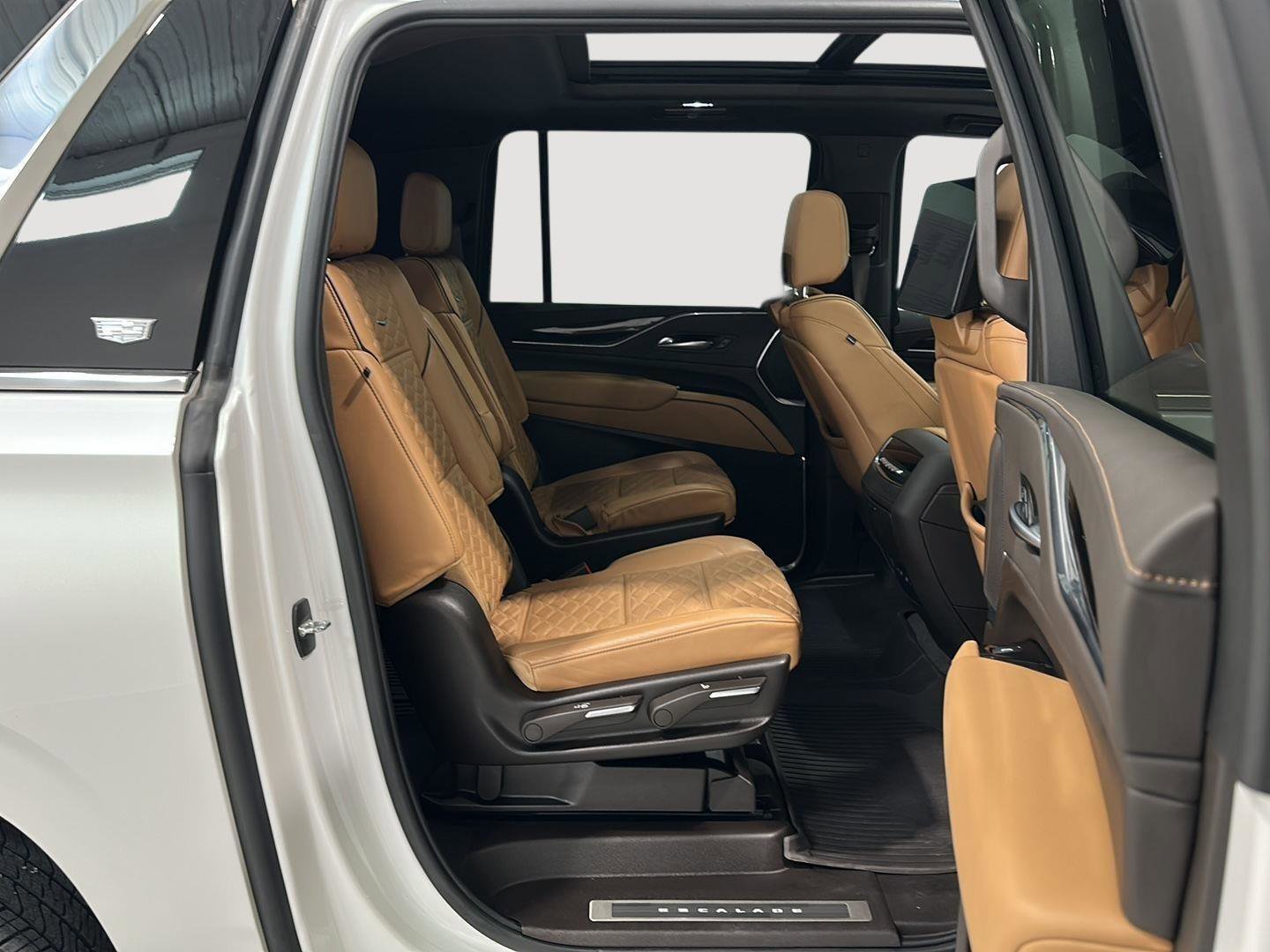 Used 2024 Cadillac Escalade ESV Premium Luxury w/ Performance Package AWD/4WD image 26