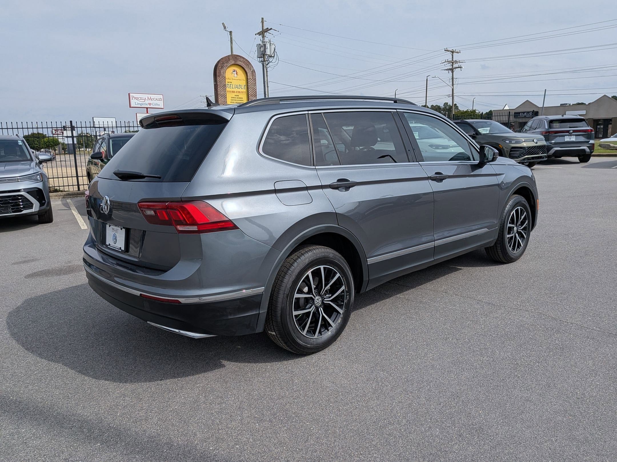 Used 2021 Volkswagen Tiguan SE FWD image 3