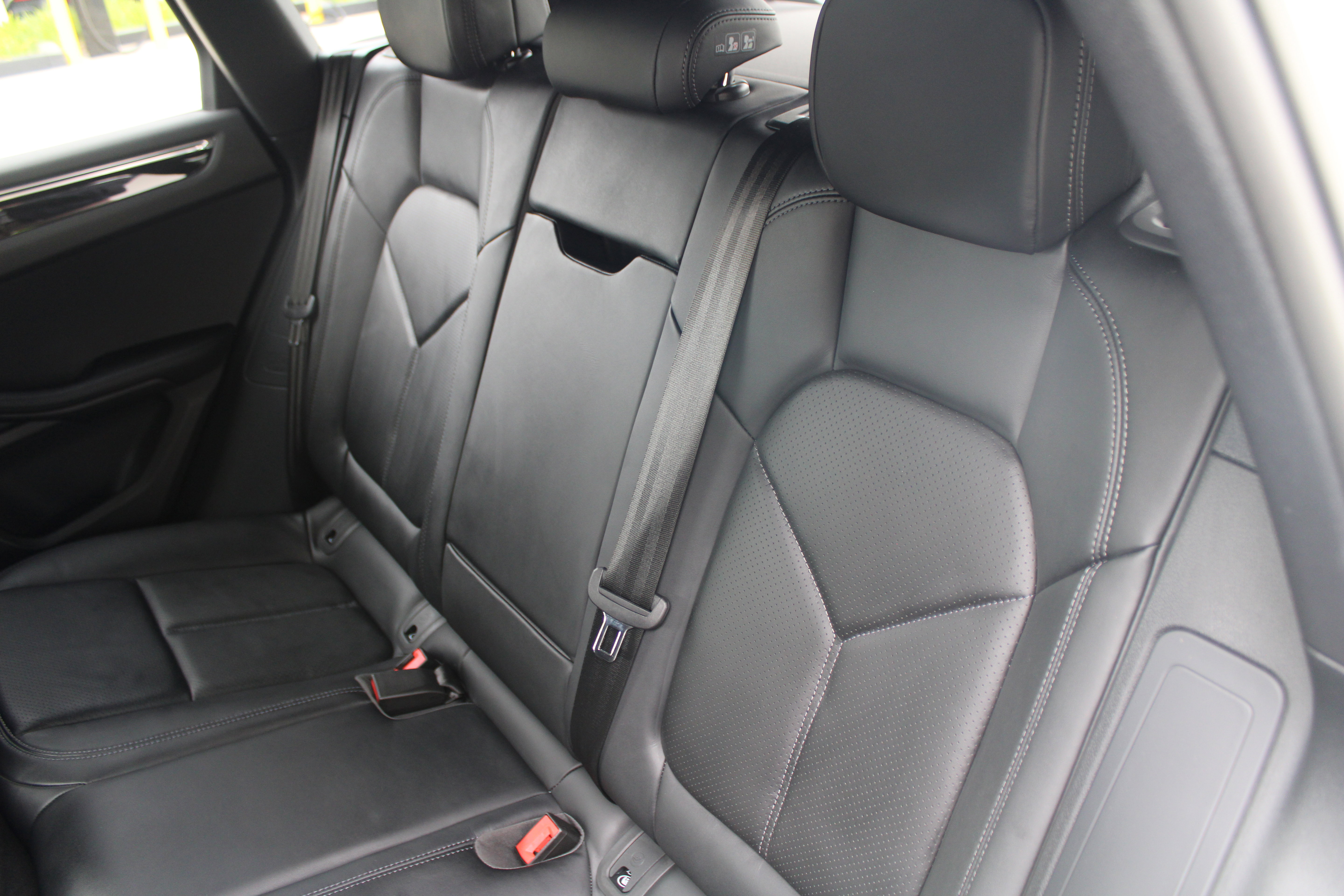 Certified 2026 Porsche Macan Turbo AWD/4WD image 29