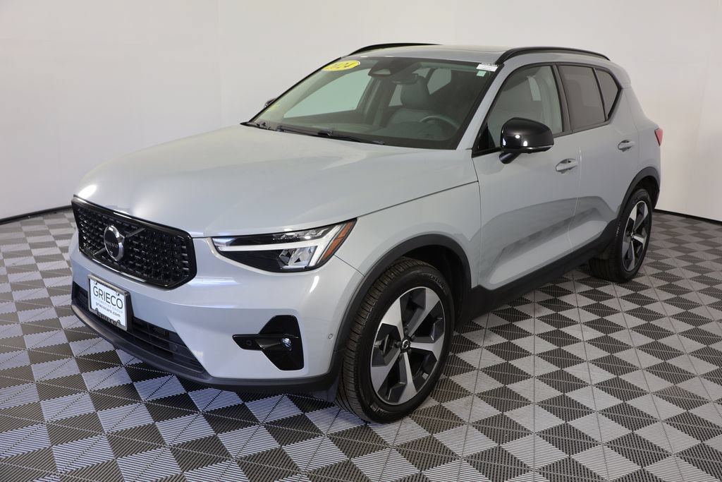 Used 2024 Volvo XC40 B5 Plus AWD/4WD image 4