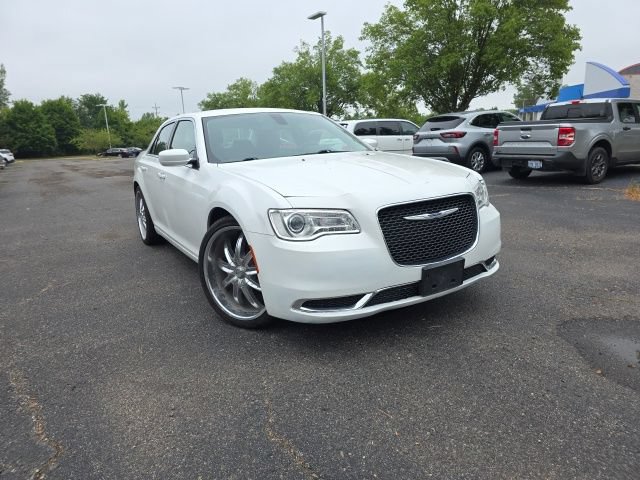Used 2019 Chrysler 300 Touring w/ Quick Order Package 2EF RWD image 1