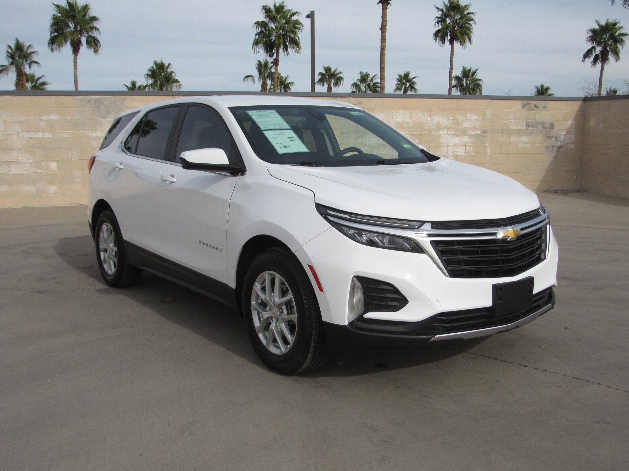 Used 2023 Chevrolet Equinox LT FWD image 2