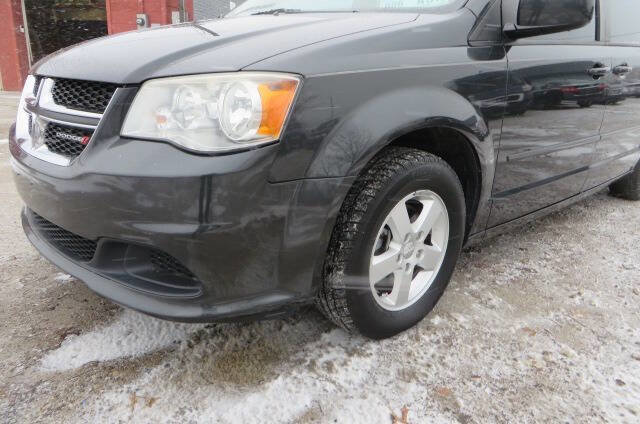 Used 2012 Dodge Grand Caravan SXT w/ Entertainment Group 1 FWD image 28