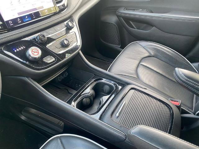 Used 2025 Chrysler Pacifica Limited image 24