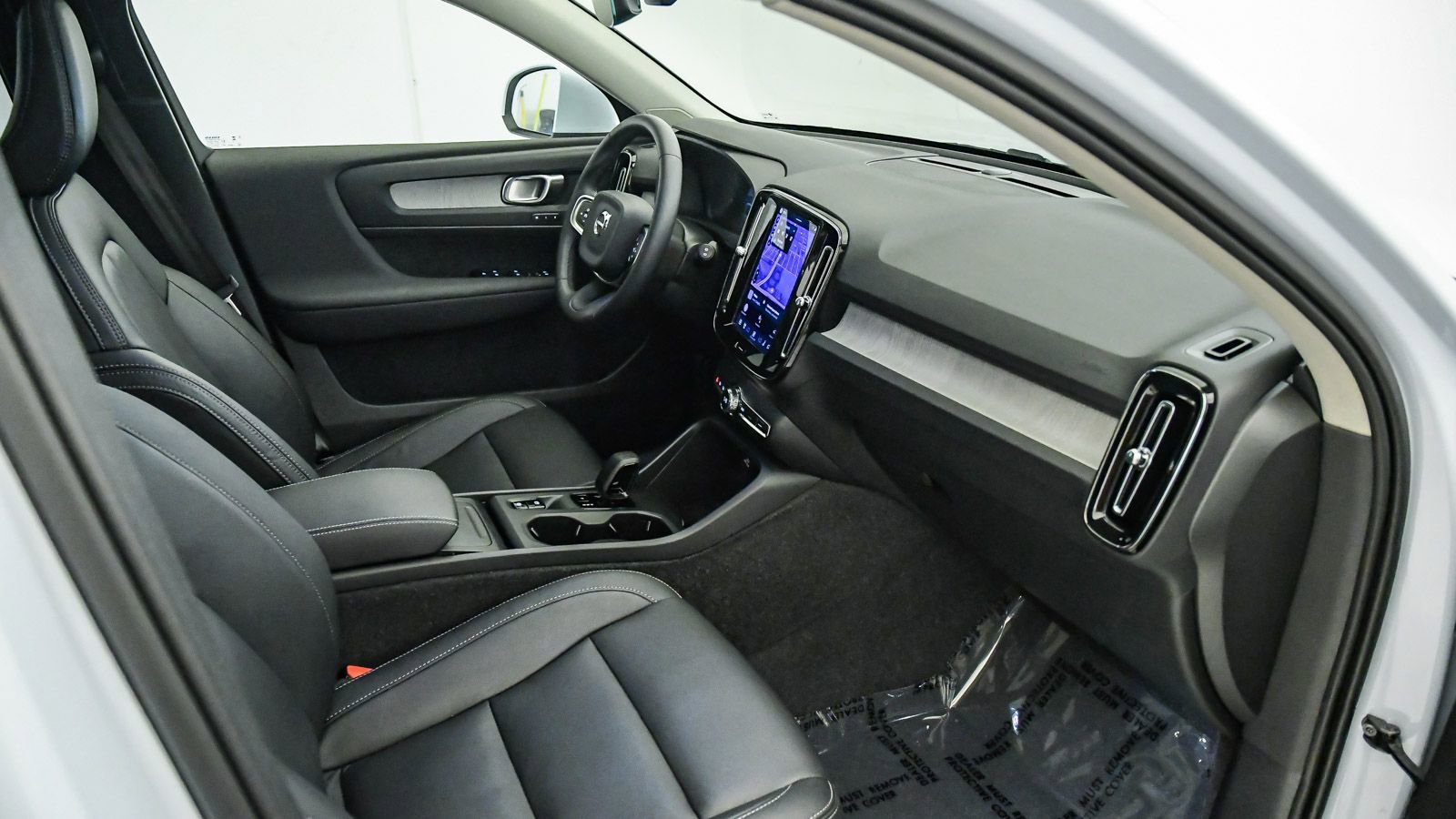 Certified 2025 Volvo XC40 B5 Core image 16