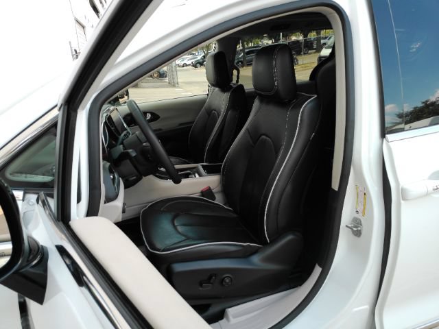 Used 2023 Chrysler Pacifica Limited FWD image 16