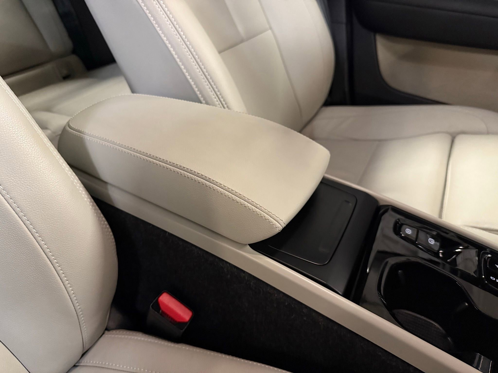 Used 2025 Volvo XC40 B5 Plus image 25