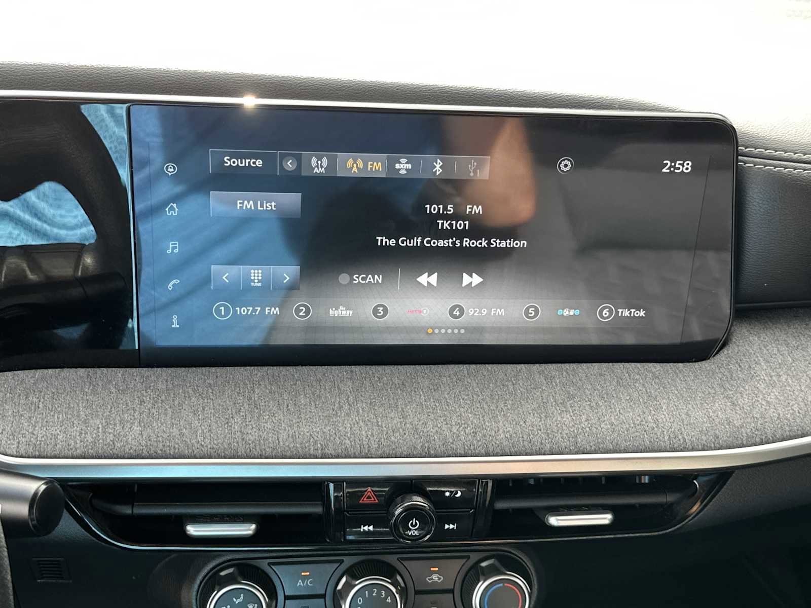 Used 2025 Nissan Kicks SV FWD image 16