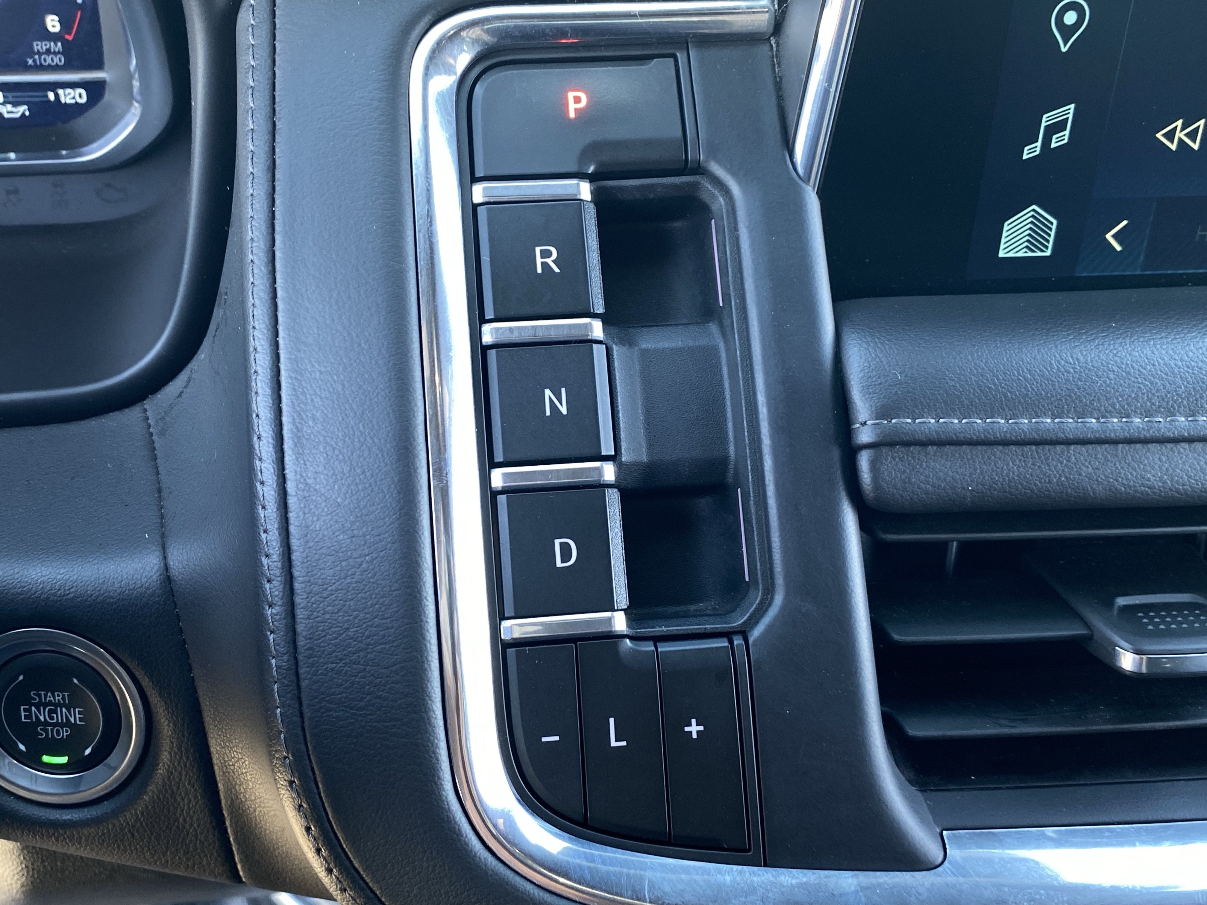 Used 2024 Chevrolet Suburban LT RWD image 28