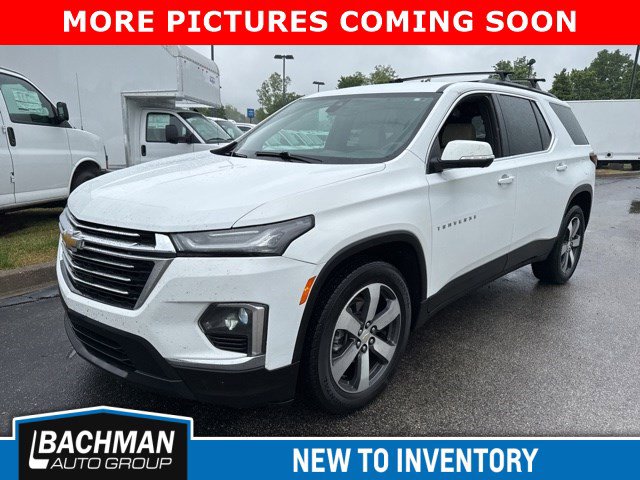 Used 2022 Chevrolet Traverse LT w/ LT Premium Package AWD/4WD image 3
