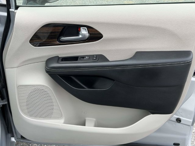 Used 2023 Chrysler Pacifica Limited FWD image 8