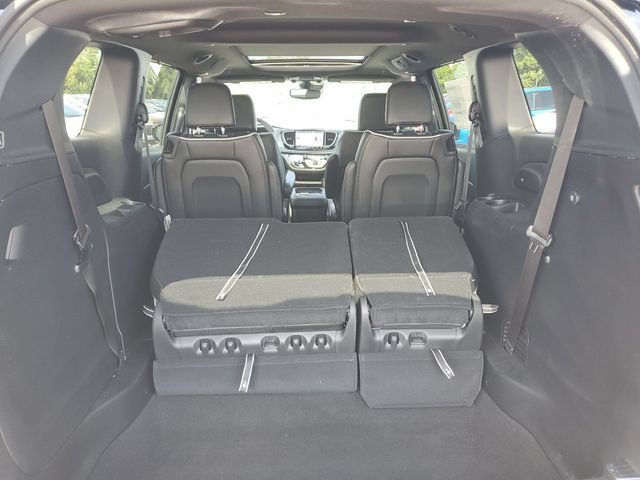 New 2027 Chrysler Pacifica Limited w/ Trailer Tow Group AWD/4WD image 8