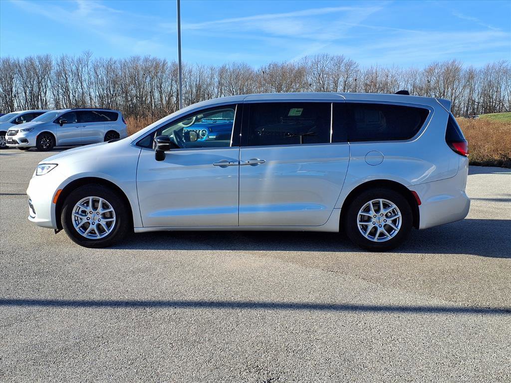 Used 2024 Chrysler Pacifica Touring-L image 24