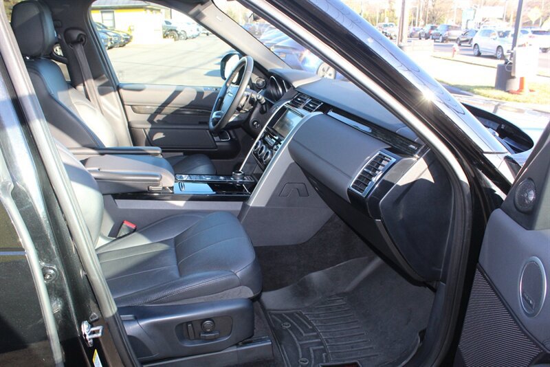 Used 2017 Land Rover Discovery HSE AWD/4WD image 14