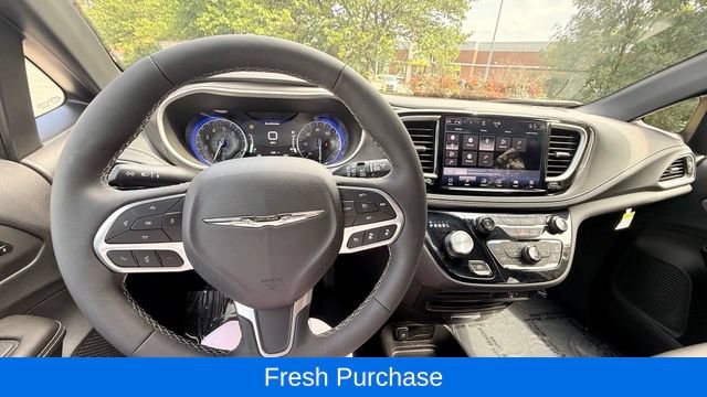 Used 2026 Chrysler Pacifica Select FWD image 10
