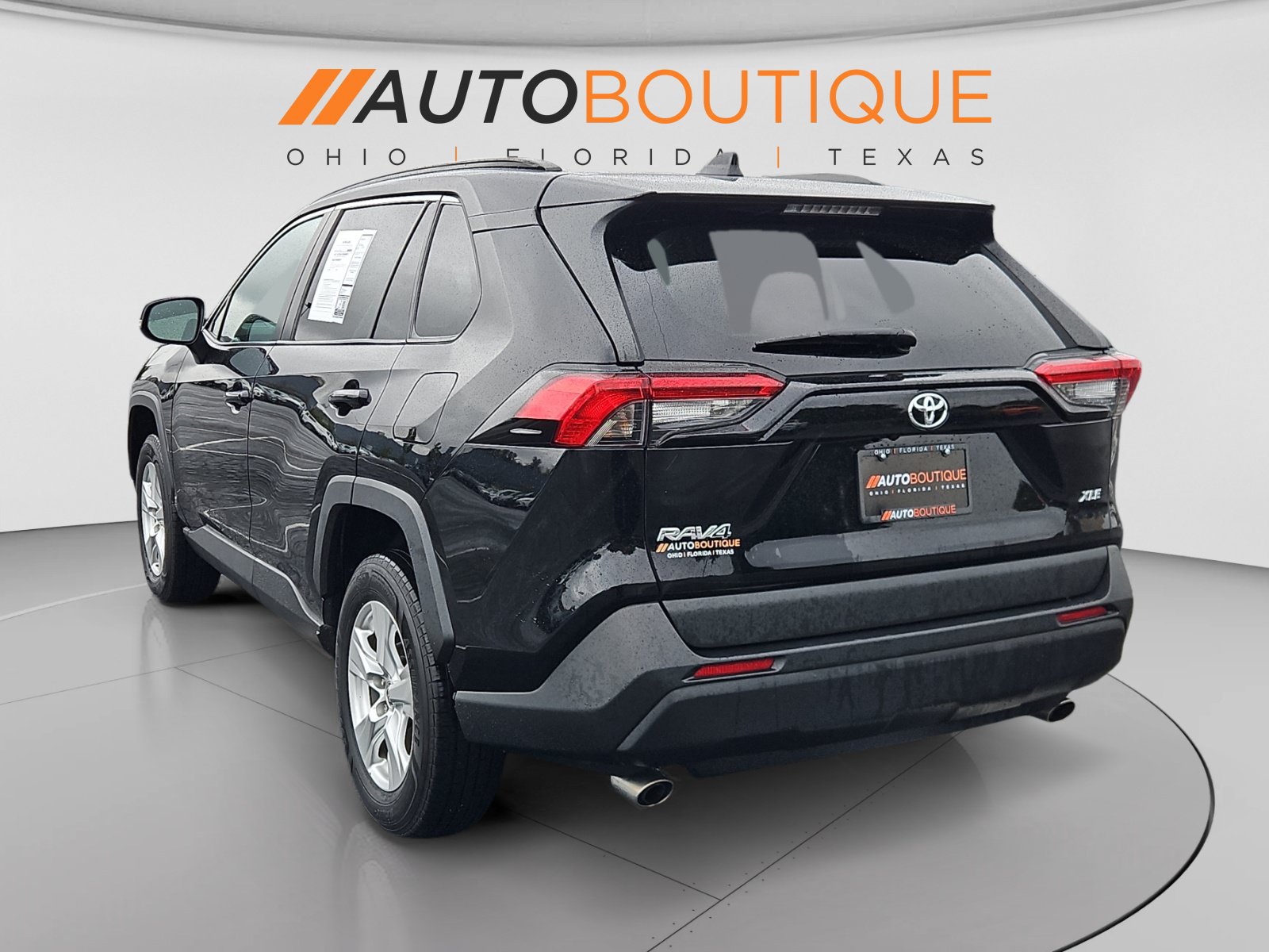 Used 2021 Toyota RAV4 XLE w/ Convenience Package FWD image 3