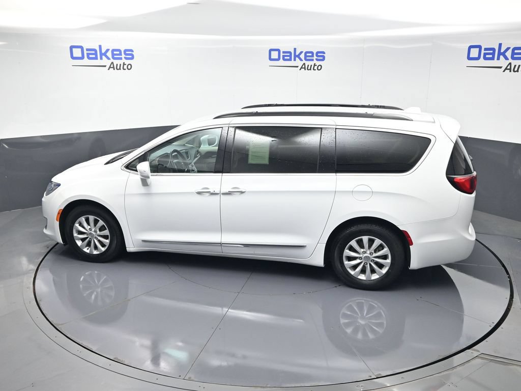 Used 2017 Chrysler Pacifica Touring-L FWD image 46