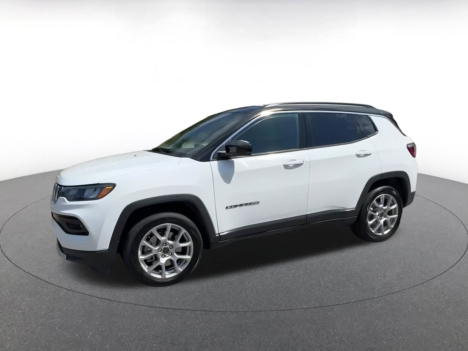 Used 2025 Jeep Compass Limited image 8