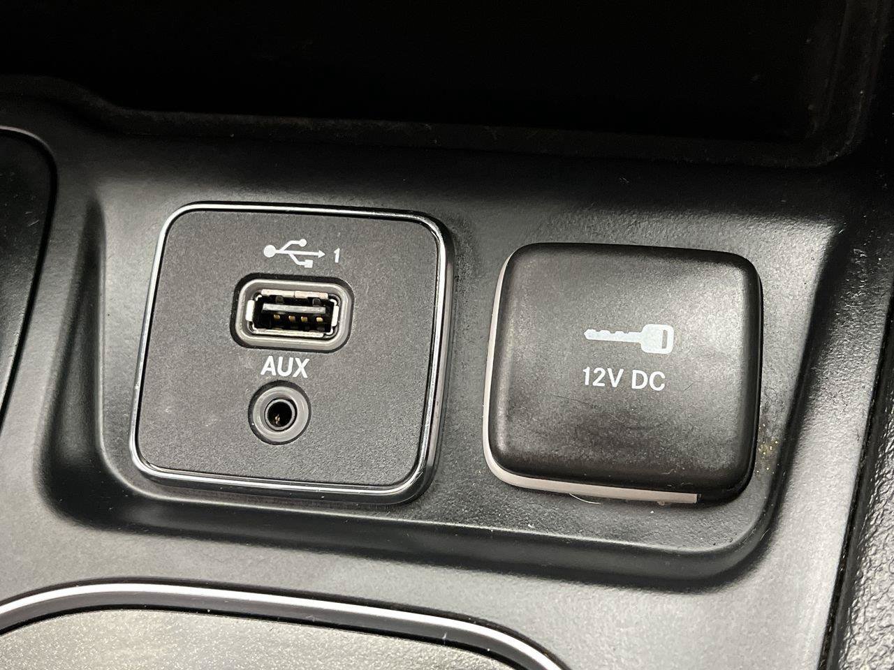 Used 2019 Jeep Cherokee Trailhawk AWD/4WD image 23